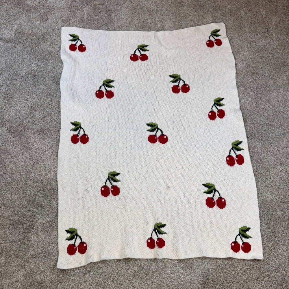 Vintage Style Cherry Knit Throw Blanket Cream Red Fruit Pattern 32x42